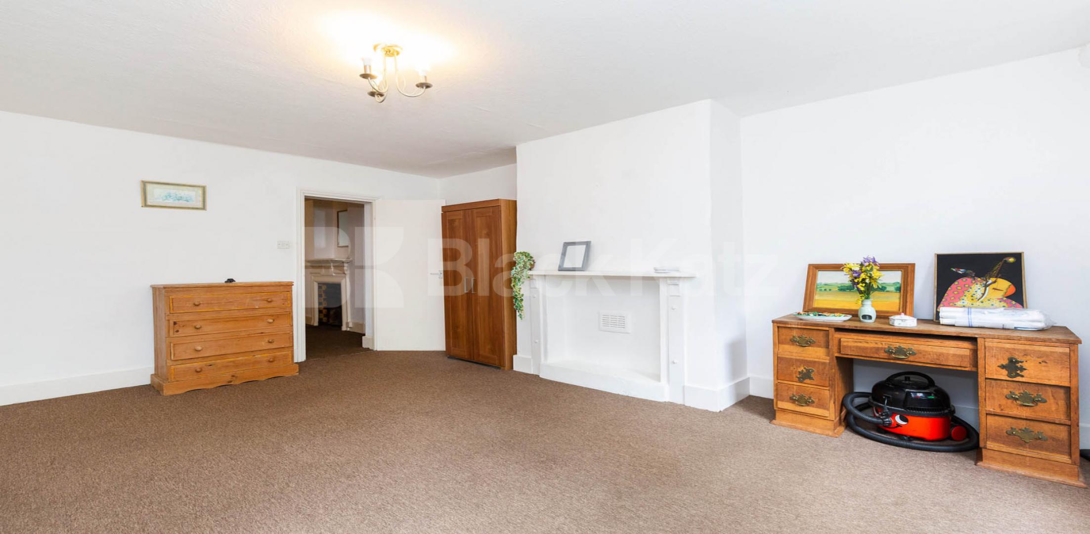 			FANTASTIC SPACIOUS GARDEN FLAT, 1 Bedroom, 1 bath, 1 reception Flat			 Stapleton Hall Road, FINSBURY PARK-STROUD GREEN